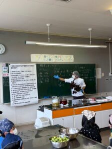 小学校梅干し漬け体験
